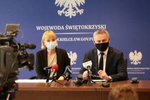 25.02.2021. Kielce. Konferencja u wojewody świętokrzyskiego. Na zdjęciu: Patrycja Zatorska-Milewska, zastępca naczelnika kieleckiej delegatury IPN i Zbigniew Koniusz - wojewoda świętokrzyski / Wiktor Taszłow / Radio Kielce