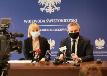 25.02.2021. Kielce. Konferencja u wojewody świętokrzyskiego. Na zdjęciu: Patrycja Zatorska-Milewska, zastępca naczelnika kieleckiej delegatury IPN i Zbigniew Koniusz - wojewoda świętokrzyski / Wiktor Taszłow / Radio Kielce