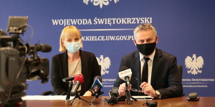 25.02.2021. Kielce. Konferencja u wojewody świętokrzyskiego. Na zdjęciu: Patrycja Zatorska-Milewska, zastępca naczelnika kieleckiej delegatury IPN i Zbigniew Koniusz - wojewoda świętokrzyski / Wiktor Taszłow / Radio Kielce