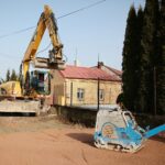 25.02.2021. Chęciny. Prace budowlane przy rewitalizacji chęcińskich uliczek / Wiktor Taszłow / Radio Kielce