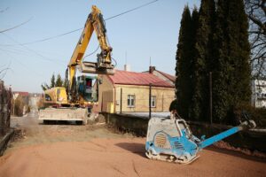 25.02.2021. Chęciny. Prace budowlane przy rewitalizacji chęcińskich uliczek / Wiktor Taszłow / Radio Kielce