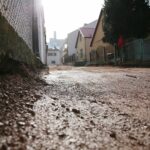 25.02.2021. Chęciny. Prace budowlane przy rewitalizacji chęcińskich uliczek / Wiktor Taszłow / Radio Kielce