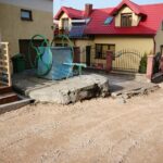 25.02.2021. Chęciny. Prace budowlane przy rewitalizacji chęcińskich uliczek / Wiktor Taszłow / Radio Kielce