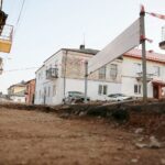 25.02.2021. Chęciny. Prace budowlane przy rewitalizacji chęcińskich uliczek / Wiktor Taszłow / Radio Kielce