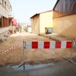 25.02.2021. Chęciny. Prace budowlane przy rewitalizacji chęcińskich uliczek / Wiktor Taszłow / Radio Kielce