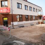 25.02.2021. Chęciny. Prace budowlane przy rewitalizacji chęcińskich uliczek / Wiktor Taszłow / Radio Kielce