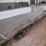 25.02.2021. Chęciny. Prace budowlane przy rewitalizacji chęcińskich uliczek / Wiktor Taszłow / Radio Kielce