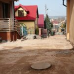 25.02.2021. Chęciny. Prace budowlane przy rewitalizacji chęcińskich uliczek / Wiktor Taszłow / Radio Kielce