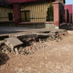 25.02.2021. Chęciny. Prace budowlane przy rewitalizacji chęcińskich uliczek / Wiktor Taszłow / Radio Kielce