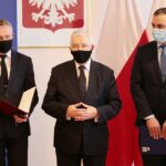 26.02.2021. Kielce. Marek Marszałek objął obowiązki wójta gminy Tuczępy. Na zdjęciu (od lewej): Zbigniew Koniusz - wojewoda świętokrzyski, Krzysztof Lipiec - lider świętokrzyskiego PiS i Marek Marszałek - p.o. wójta gminy Tuczępy / Wiktor Taszłow / Radio Kielce