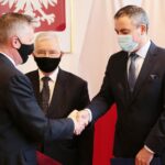 26.02.2021. Kielce. Marek Marszałek objął obowiązki wójta gminy Tuczępy. Na zdjęciu (od lewej): Zbigniew Koniusz - wojewoda świętokrzyski, Krzysztof Lipiec - lider świętokrzyskiego PiS i Marek Marszałek - p.o. wójta gminy Tuczępy / Wiktor Taszłow / Radio Kielce