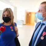 22.02.2021. Kielce. Wręczenie zaległych nagród i odznaczenia nauczycielom. Na zdjęciu (od lewej): Edyta Kempkowska, Marcin Lesisz / Wiktor Taszłow / Radio Kielce