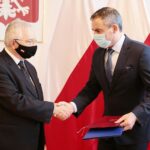 26.02.2021. Kielce. Marek Marszałek objął obowiązki wójta gminy Tuczępy. Na zdjęciu (od lewej): Krzysztof Lipiec - lider świętokrzyskiego PiS i Marek Marszałek - p.o. wójta gminy Tuczępy / Wiktor Taszłow / Radio Kielce