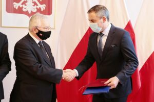 26.02.2021. Kielce. Marek Marszałek objął obowiązki wójta gminy Tuczępy. Na zdjęciu (od lewej): Krzysztof Lipiec - lider świętokrzyskiego PiS i Marek Marszałek - p.o. wójta gminy Tuczępy / Wiktor Taszłow / Radio Kielce