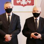 26.02.2021. Kielce. Marek Marszałek objął obowiązki wójta gminy Tuczępy. Na zdjęciu (od lewej): Zbigniew Koniusz - wojewoda świętokrzyski i Krzysztof Lipiec - lider świętokrzyskiego PiS / Wiktor Taszłow / Radio Kielce