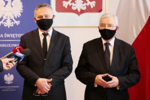 26.02.2021. Kielce. Marek Marszałek objął obowiązki wójta gminy Tuczępy. Na zdjęciu (od lewej): Zbigniew Koniusz - wojewoda świętokrzyski i Krzysztof Lipiec - lider świętokrzyskiego PiS / Wiktor Taszłow / Radio Kielce