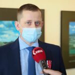 22.02.2021. Kielce. Wręczenie zaległych nagród i odznaczenia nauczycielom. Na zdjęciu: Marcin Lesisz / Wiktor Taszłow / Radio Kielce