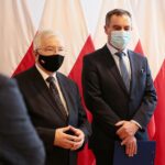 26.02.2021. Kielce. Marek Marszałek objął obowiązki wójta gminy Tuczępy. Na zdjęciu (od lewej): Krzysztof Lipiec - lider świętokrzyskiego PiS i Marek Marszałek - p.o. wójta gminy Tuczępy / Wiktor Taszłow / Radio Kielce