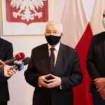 26.02.2021. Kielce. Marek Marszałek objął obowiązki wójta gminy Tuczępy. Na zdjęciu (od lewej): Zbigniew Koniusz - wojewoda świętokrzyski, Krzysztof Lipiec - lider świętokrzyskiego PiS i Marek Marszałek - p.o. wójta gminy Tuczępy / Wiktor Taszłow / Radio Kielce