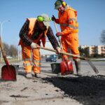 26.02.2021. Kielce. Łatanie dziur w kieleckich ulicach / Wiktor Taszłow / Radio Kielce