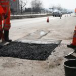 26.02.2021. Kielce. Łatanie dziur w kieleckich ulicach / Wiktor Taszłow / Radio Kielce