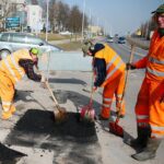 26.02.2021. Kielce. Łatanie dziur w kieleckich ulicach / Wiktor Taszłow / Radio Kielce