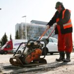 26.02.2021. Kielce. Łatanie dziur w kieleckich ulicach / Wiktor Taszłow / Radio Kielce