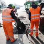 26.02.2021. Kielce. Łatanie dziur w kieleckich ulicach / Wiktor Taszłow / Radio Kielce