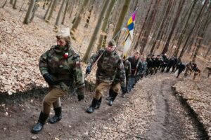 27.02.2021. Zgórsko. Złożenie wieńców i zniczy w miejscu ekshumacji Żołnierzy Wyklętych / Wiktor Taszłow / Radio Kielce