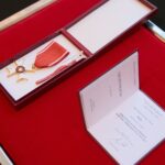 24.02.2021. Kielce. Wręczenie odznaczeń państwowych w Urzędzie Wojewódzkim. Na zdjęciu (od lewej): Andrzej Bętkowski - marszałek województwa świętokrzyskiego, ksiądz Stanisław Kondrak – proboszcz parafii