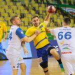 06.02.2021. Kielce. Zaległy mecz 12. kolejki PGNiG Superligi: Łomża Vive - Stal Mielec. Na zdjęciu (z piłką): Arkadiusz Moryto / Wiktor Taszłow / Radio Kielce