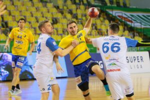 06.02.2021. Kielce. Zaległy mecz 12. kolejki PGNiG Superligi: Łomża Vive - Stal Mielec. Na zdjęciu (z piłką): Arkadiusz Moryto / Wiktor Taszłow / Radio Kielce