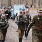 27.02.2021. Zgórsko. Złożenie wieńców i zniczy w miejscu ekshumacji Żołnierzy Wyklętych / Wiktor Taszłow / Radio Kielce