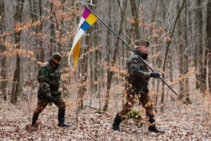 27.02.2021. Zgórsko. Złożenie wieńców i zniczy w miejscu ekshumacji Żołnierzy Wyklętych / Wiktor Taszłow / Radio Kielce