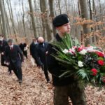 27.02.2021. Zgórsko. Złożenie wieńców i zniczy w miejscu ekshumacji Żołnierzy Wyklętych / Wiktor Taszłow / Radio Kielce