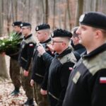 27.02.2021. Zgórsko. Złożenie wieńców i zniczy w miejscu ekshumacji Żołnierzy Wyklętych / Wiktor Taszłow / Radio Kielce