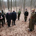 27.02.2021. Zgórsko. Złożenie wieńców i zniczy w miejscu ekshumacji Żołnierzy Wyklętych. Na zdjęciu (w środku od lewej): Krzysztof Słoń - senator, Rafał Nowak - wicewojewoda świętokrzyski i Dionizy Krawczyński, prezes Stowarzyszenia Rekonstrukcji Historycznych „Jodła” / Wiktor Taszłow / Radio Kielce