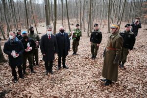 27.02.2021. Zgórsko. Złożenie wieńców i zniczy w miejscu ekshumacji Żołnierzy Wyklętych. Na zdjęciu (w środku od lewej): Krzysztof Słoń - senator, Rafał Nowak - wicewojewoda świętokrzyski i Dionizy Krawczyński, prezes Stowarzyszenia Rekonstrukcji Historycznych „Jodła” / Wiktor Taszłow / Radio Kielce