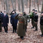 27.02.2021. Zgórsko. Złożenie wieńców i zniczy w miejscu ekshumacji Żołnierzy Wyklętych. Na zdjęciu (w środku od lewej): Krzysztof Słoń - senator, Rafał Nowak - wicewojewoda świętokrzyski i Dionizy Krawczyński, prezes Stowarzyszenia Rekonstrukcji Historycznych „Jodła” / Wiktor Taszłow / Radio Kielce