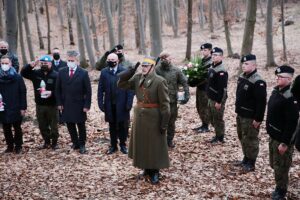 27.02.2021. Zgórsko. Złożenie wieńców i zniczy w miejscu ekshumacji Żołnierzy Wyklętych. Na zdjęciu (w środku od lewej): Krzysztof Słoń - senator, Rafał Nowak - wicewojewoda świętokrzyski i Dionizy Krawczyński, prezes Stowarzyszenia Rekonstrukcji Historycznych „Jodła” / Wiktor Taszłow / Radio Kielce