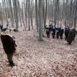 27.02.2021. Zgórsko. Złożenie wieńców i zniczy w miejscu ekshumacji Żołnierzy Wyklętych / Wiktor Taszłow / Radio Kielce