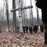 27.02.2021. Zgórsko. Złożenie wieńców i zniczy w miejscu ekshumacji Żołnierzy Wyklętych / Wiktor Taszłow / Radio Kielce