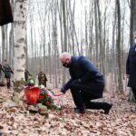 27.02.2021. Zgórsko. Złożenie wieńców i zniczy w miejscu ekshumacji Żołnierzy Wyklętych. Wieniec składają (od lewej): Rafał Nowak - wicewojewoda świętokrzyski i Krzysztof Słoń - senator  / Wiktor Taszłow / Radio Kielce