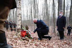 27.02.2021. Zgórsko. Złożenie wieńców i zniczy w miejscu ekshumacji Żołnierzy Wyklętych. Wieniec składają (od lewej): Rafał Nowak - wicewojewoda świętokrzyski i Krzysztof Słoń - senator / Wiktor Taszłow / Radio Kielce