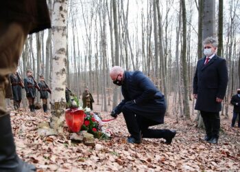 27.02.2021. Zgórsko. Złożenie wieńców i zniczy w miejscu ekshumacji Żołnierzy Wyklętych. Wieniec składają (od lewej): Rafał Nowak - wicewojewoda świętokrzyski i Krzysztof Słoń - senator  / Wiktor Taszłow / Radio Kielce