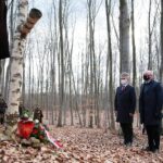 27.02.2021. Zgórsko. Złożenie wieńców i zniczy w miejscu ekshumacji Żołnierzy Wyklętych. Wieniec składają (od lewej): Krzysztof Słoń - senator i Rafał Nowak - wicewojewoda świętokrzyski / Wiktor Taszłow / Radio Kielce