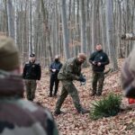 27.02.2021. Zgórsko. Złożenie wieńców i zniczy w miejscu ekshumacji Żołnierzy Wyklętych. Wieniec składa Daniel Woś - rzecznik prasowy 10. Świętokrzyskiej Brygady WOT / Wiktor Taszłow / Radio Kielce
