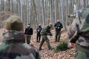 27.02.2021. Zgórsko. Złożenie wieńców i zniczy w miejscu ekshumacji Żołnierzy Wyklętych. Wieniec składa Daniel Woś - rzecznik prasowy 10. Świętokrzyskiej Brygady WOT / Wiktor Taszłow / Radio Kielce