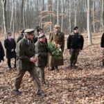 27.02.2021. Zgórsko. Złożenie wieńców i zniczy w miejscu ekshumacji Żołnierzy Wyklętych / Wiktor Taszłow / Radio Kielce