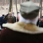 27.02.2021. Zgórsko. Złożenie wieńców i zniczy w miejscu ekshumacji Żołnierzy Wyklętych / Wiktor Taszłow / Radio Kielce